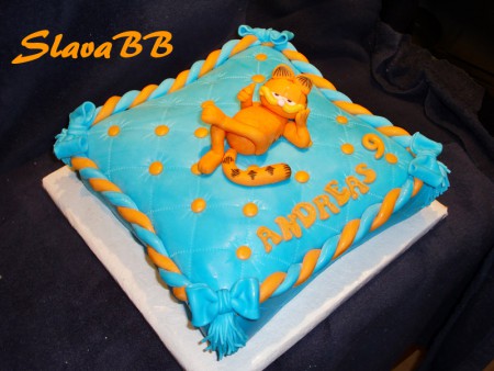 Torta "Garfield pre Andreasa" cesto: vanilkové - farebné plnka: smotanová a jahodová váha: 3,4 kg